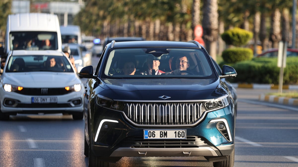 Mehmet Kasapoğlu, İzmir’e altın madalyalarla dönen sporcuları Togg ile karşıladı