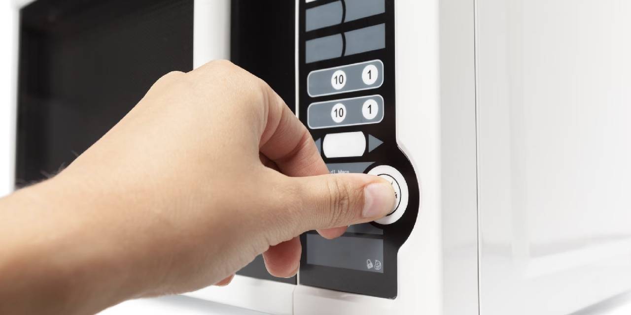 Mikrodalgaya ihtiyacınız yok! Yiyeceklerinizi ısıtabileceğiniz pratik yöntemler neler? 4 adımda sıcacık yemekler…