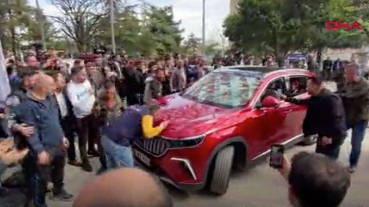 Mustafa Varank’ın kullandığı Togg’un önüne atlayan 2 kişi  kaputu öptü