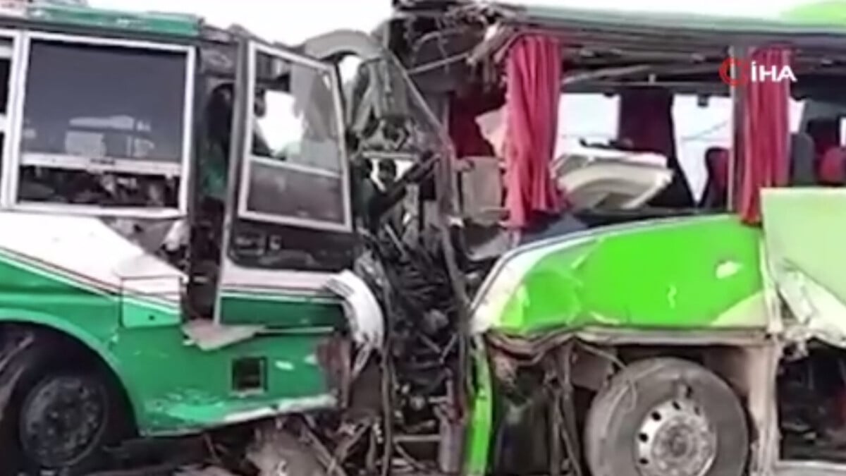 Pakistan’da iki yolcu otobüsü çarpıştı