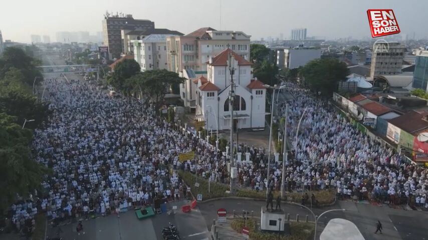 Ramazan Bayramı’nı cumartesi karşılayan ülkelerdeki Müslümanlar namazda buluştu