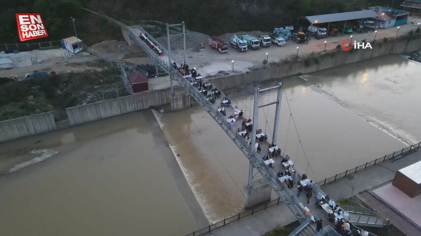 Rize’de köprü üzerinde 500 kişilik iftar