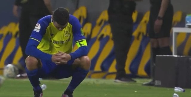 Ronaldo Suudi Arabistan’a gittiğine pişman oldu! Maçın son düdüğüyle kendisini yere bıraktı