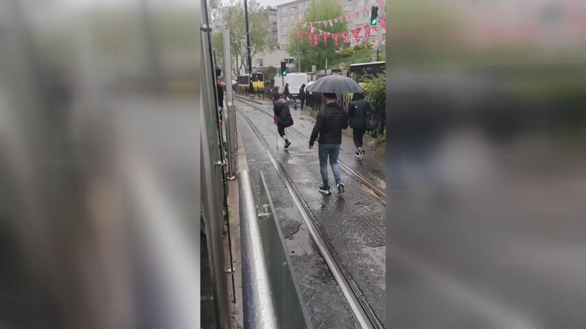 Sağanak yağmur İstanbullulara zor anlar yaşattı: Vatandaş isyan etti