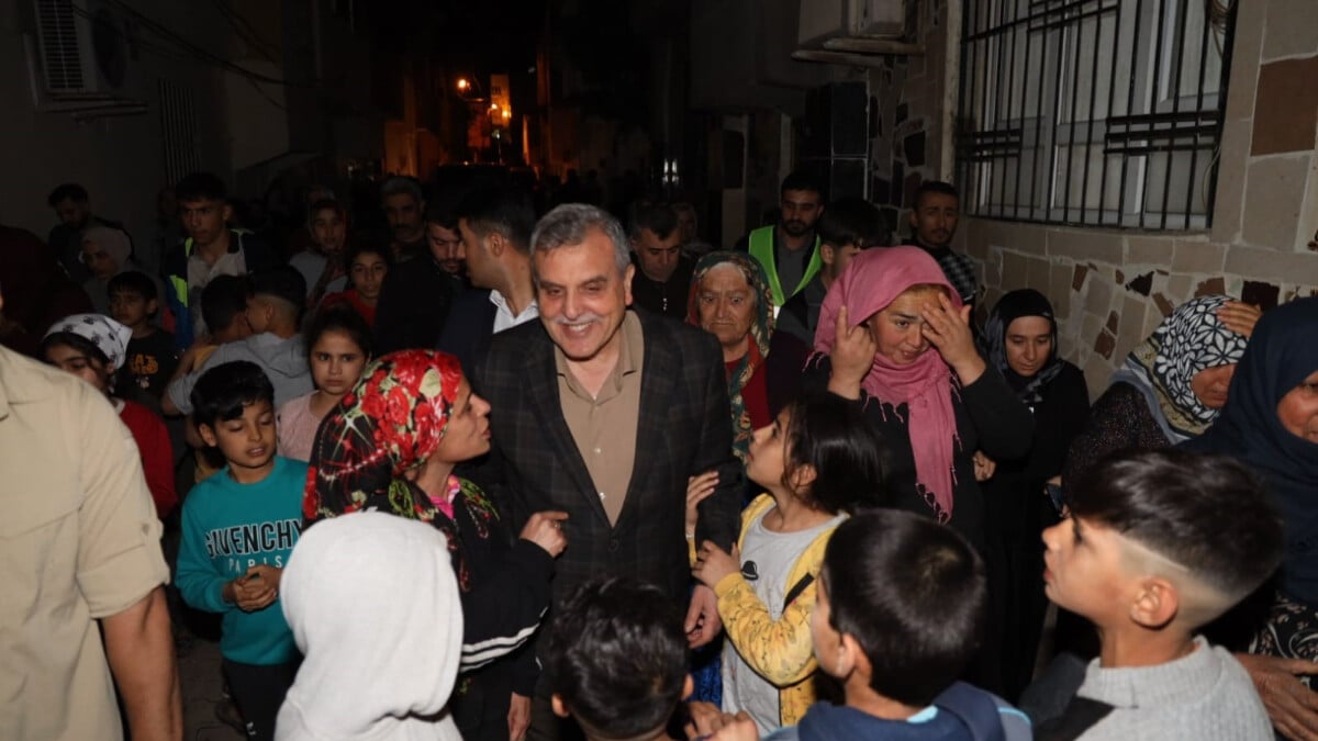 Şanlıurfa Belediye Başkanı selden etkilenen çocuklara bayramlık dağıttı