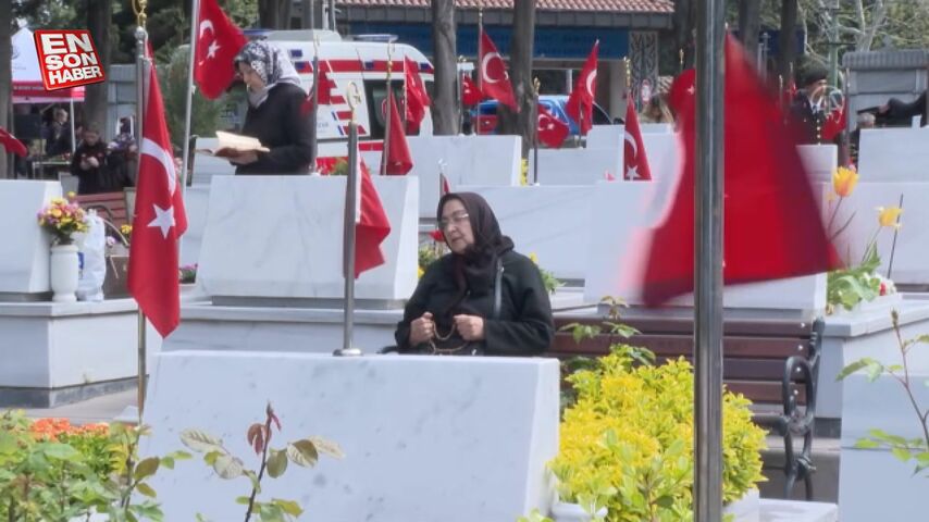 Şehit aileleri bayramın ilk gününde Edirnekapı Şehitliği’ni ziyaret etti