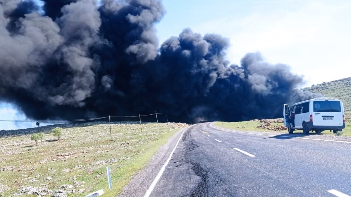 Şırnak’ta feci kaza: Kamyonet ile ham petrol yüklü tır çarpıştı
