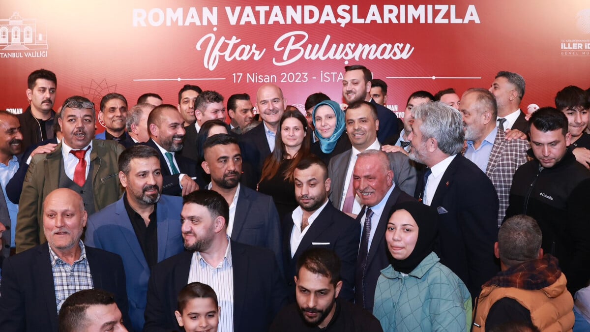 Süleyman Soylu iftarda Roman vatandaşlarla bir araya geldi