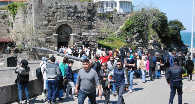 Tatili fırsat bilen soluğu orada aldı, ilçede adım atacak yer kalmadı