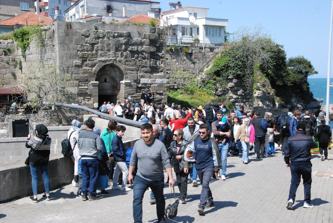 Tatili fırsat bilen soluğu orada aldı, ilçede adım atacak yer kalmadı