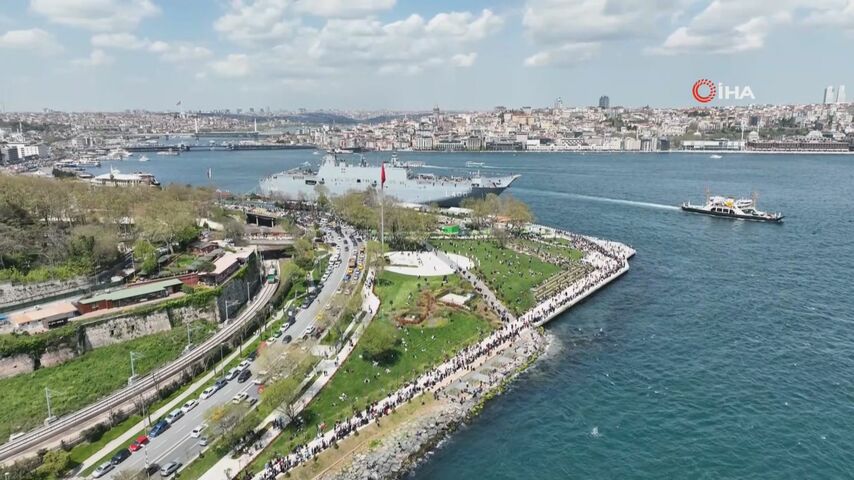 TCG Anadolu gemisini görmek için kilometrelerce kuyruk oluştu