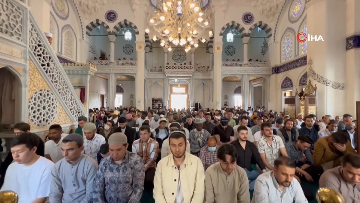 Tokyo Camii’nde bayram namazı iki kez kılındı