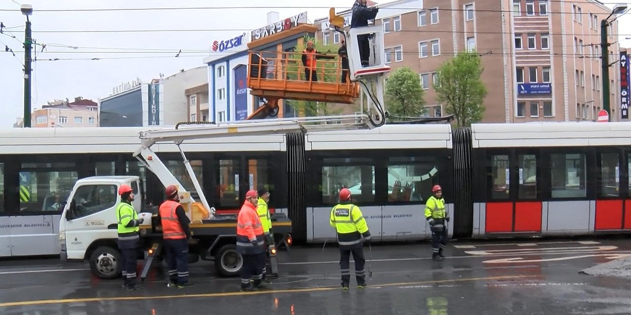 Tramvay hattında kopan tel nedeniyle seferlerde aksama