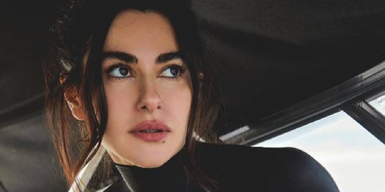 Transparan giyen Nesrin Cavadzade’nin cesur pozları büyüledi! Pozlara beğeni ve yorum yağdı: ‘Kıyafete eridim…’