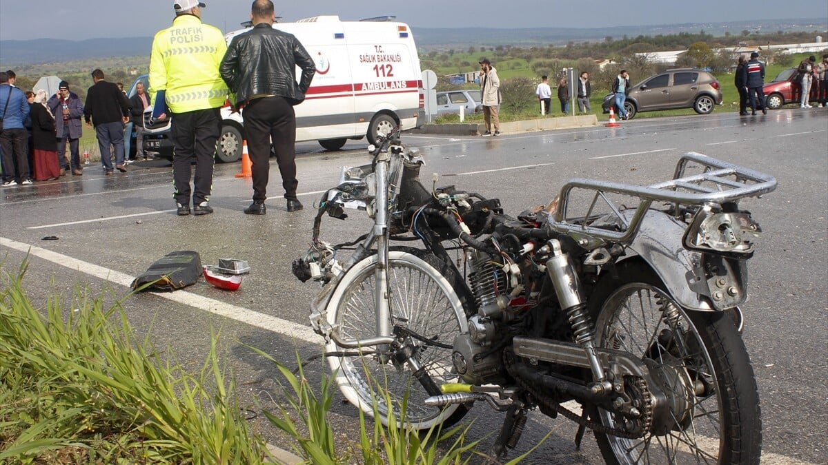 Uşak’ta otomobille çarpışan motosikletin sürücüsü öldü