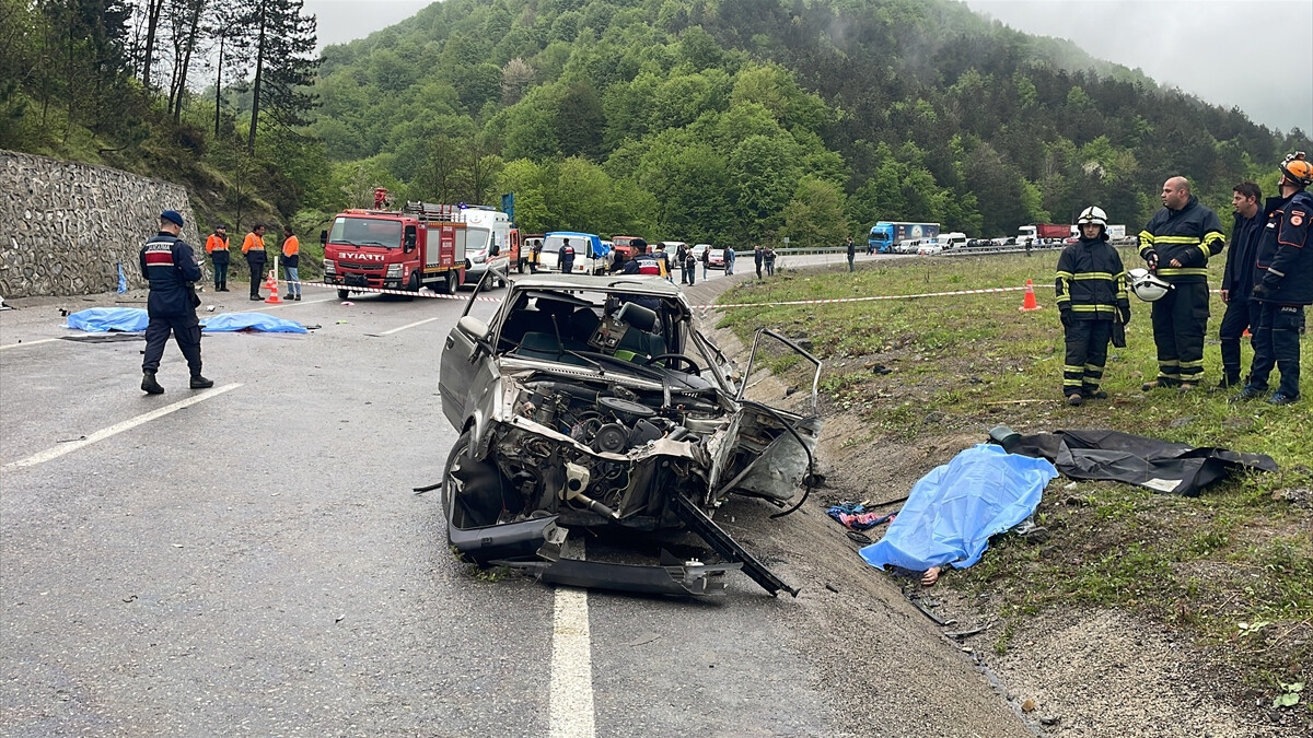 Zonduldak’ta araç duvara çarptı: 3 ölü