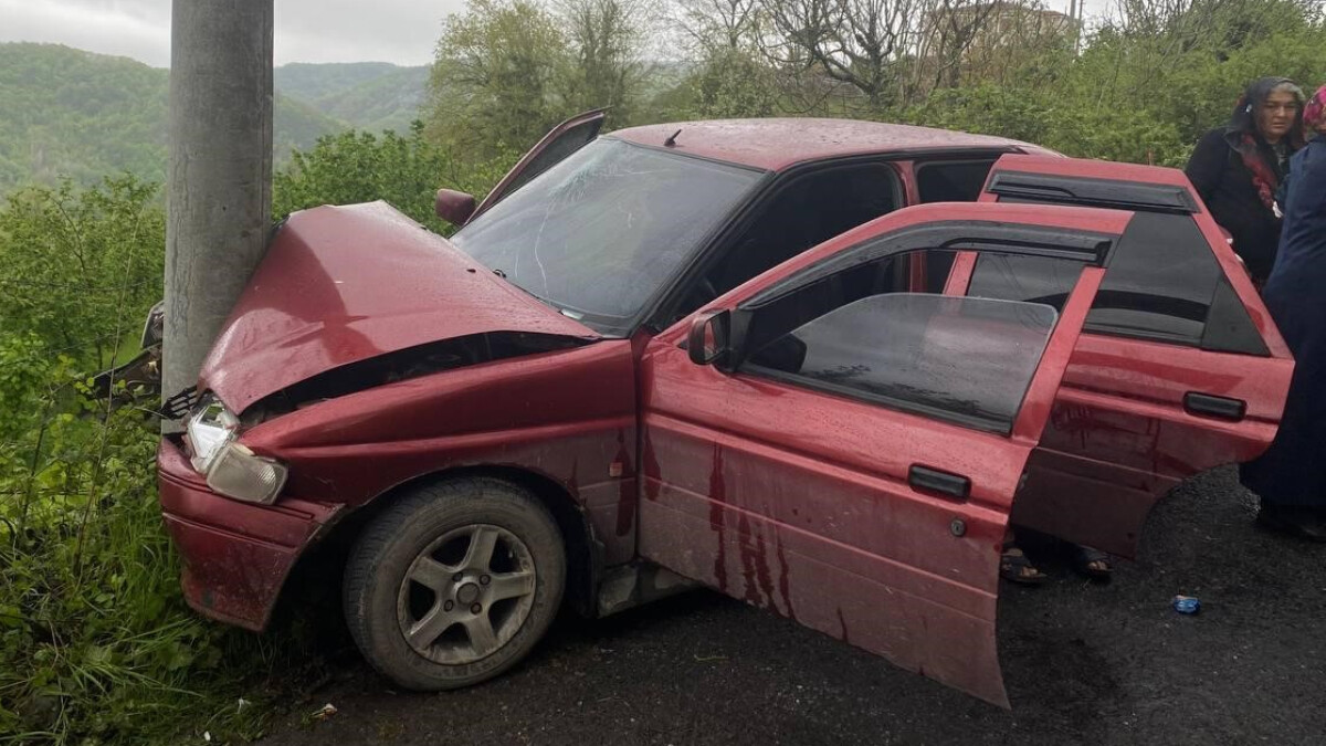 Zonguldak’ta elektrik direğine çarpan otomobildeki 4 kişi yaralandı