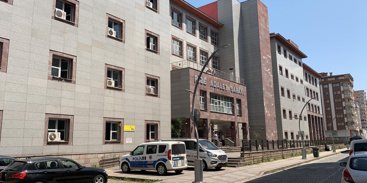 14 Yaşındaki Çocuk Annesini Tehdit Eden Babasını Öldürdü