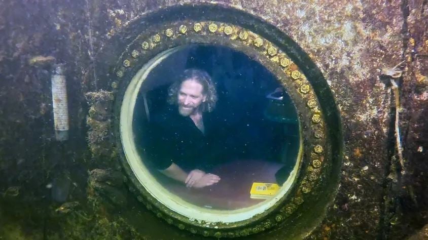 74 gündür suyun altında yaşıyor… Üniversite profesörü rekor kırdı, hala su üstüne çıkmıyor…