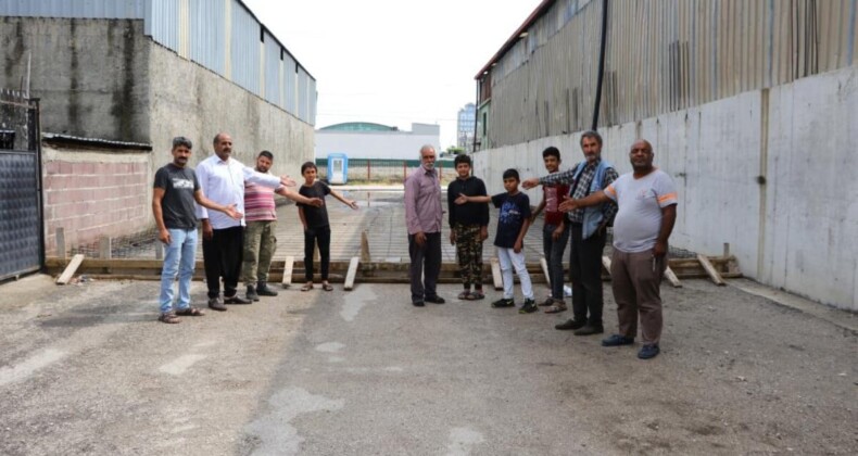 Adana’da bir kişi ‘tapulu arazim’ diyerek sokağa kalıp döşetti