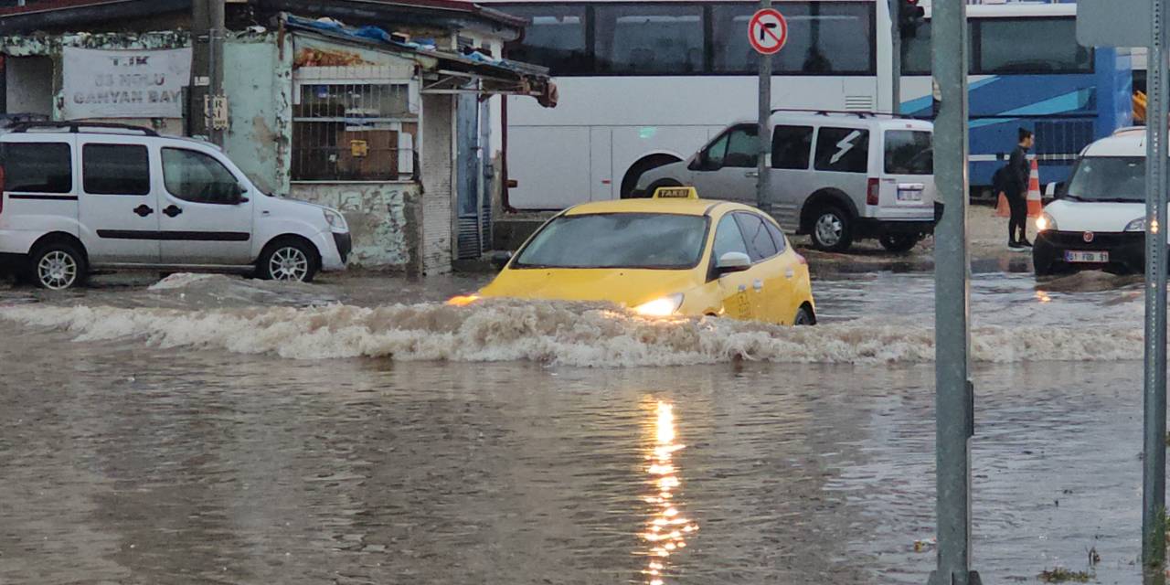 Adana’da sağanak ve fırtına zor anlar yaşattı! Yollar göle döndü, ağaçlar devrildi