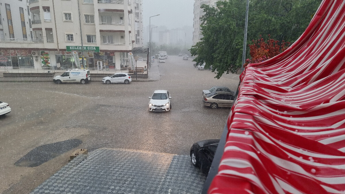 Adana’da sağanak yağış sele dönüştü
