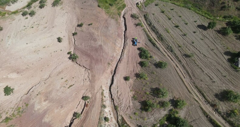 Adıyaman’da depremden tepe çöktü  iki köy birbirini görmeye başladı