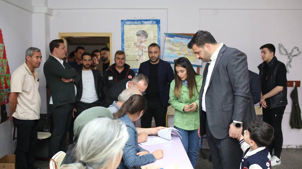 AK Parti Gençlik Kolları Genel Başkanı Eyyüp Kadir İnan, İzmir’de oy kullandı