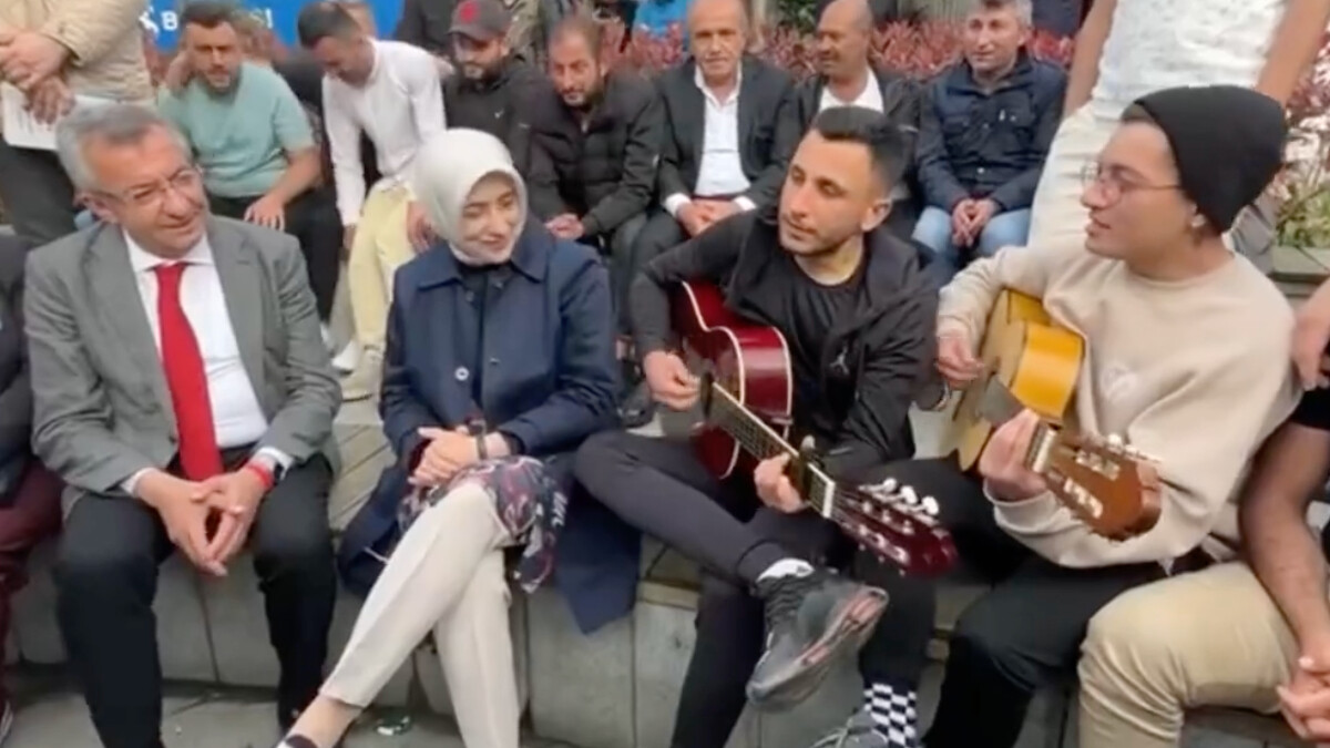 AK Partili Özlem Zengin ile CHP’li Engin Altay birlikte türkü söyledi
