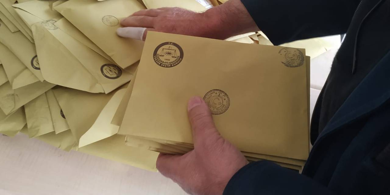 AKP’li Başkan’dan Sandık Başında Tepki Çeken Hareket