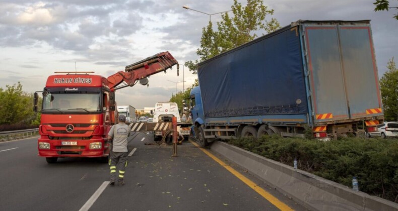 Ankara’da kaza yapan kamyon refüjde asılı kaldı