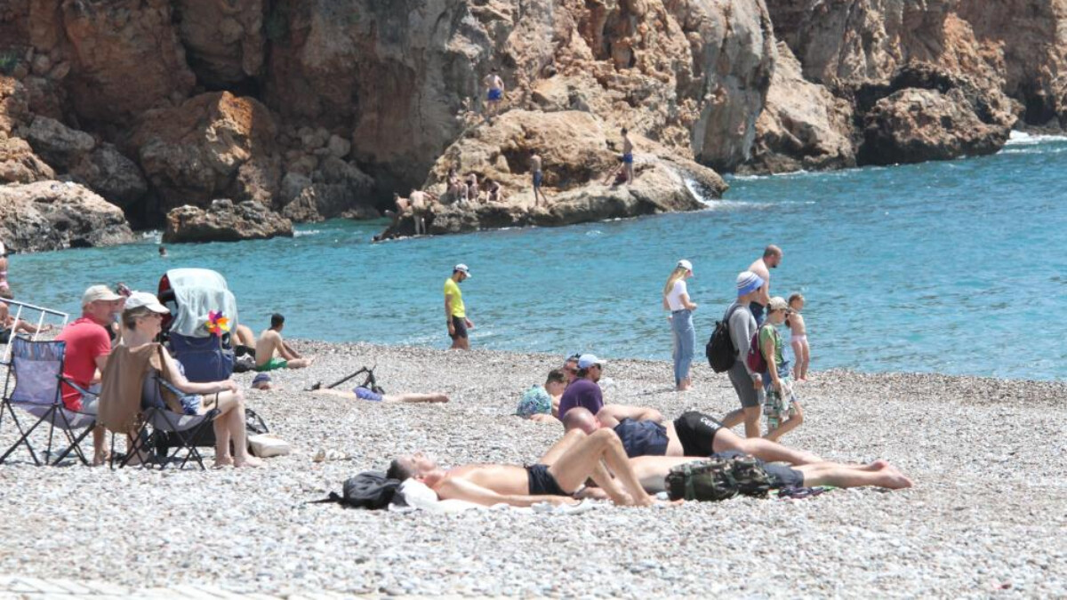 Antalya’da dünkü şiddetli yağışın ardından bugün güneş açtı: Sahile akın edildi