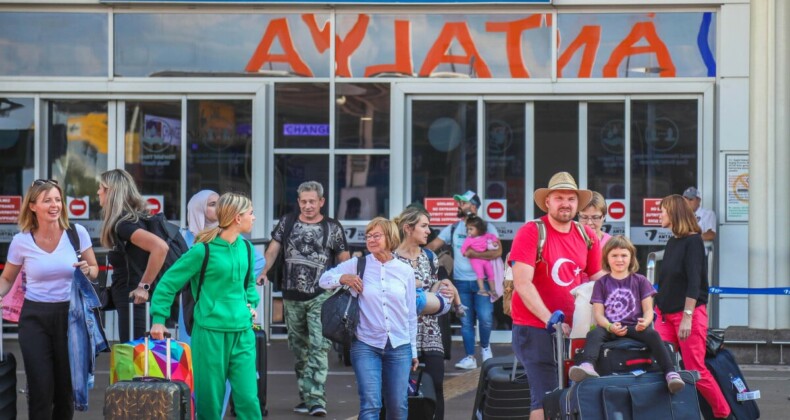 Antalya’da ilk 4 ay rekor kıran turist sayısında mayıs ayında düşüş yaşandı