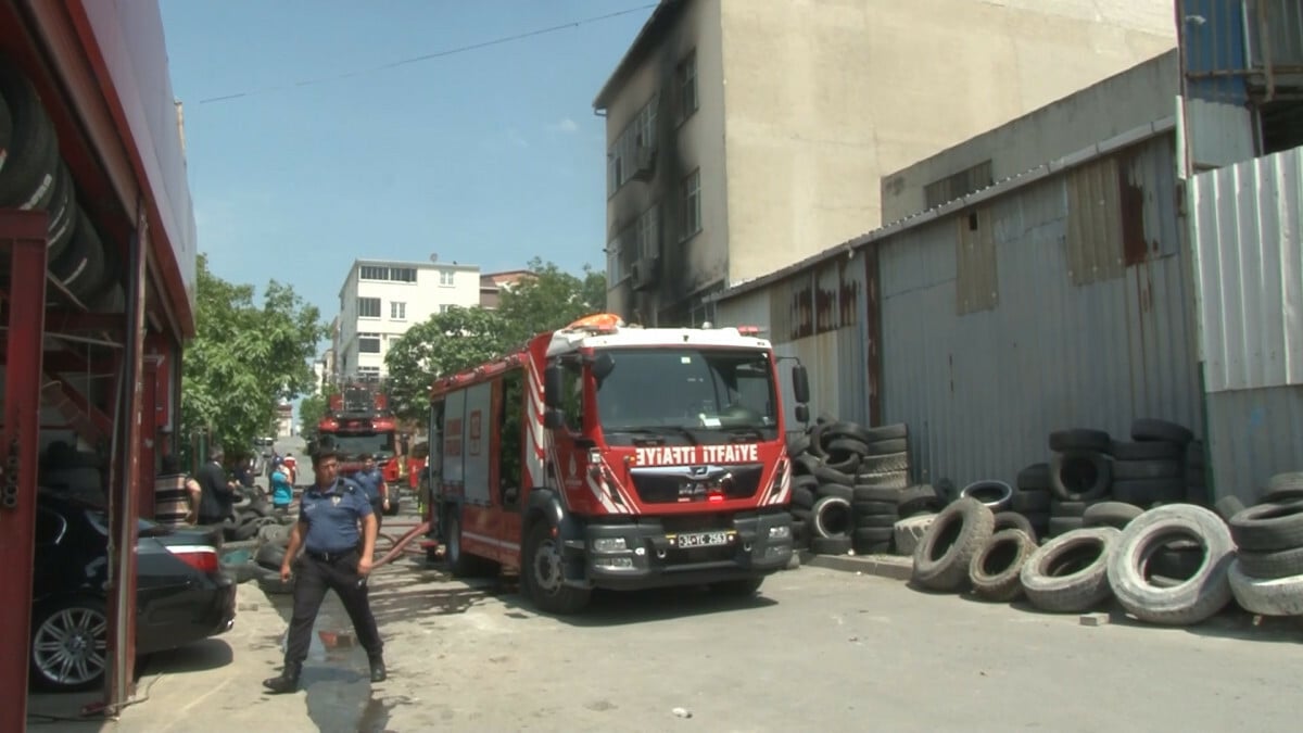 Arnavutköy’de yangın paniği: Lastik deposu alevlere teslim oldu