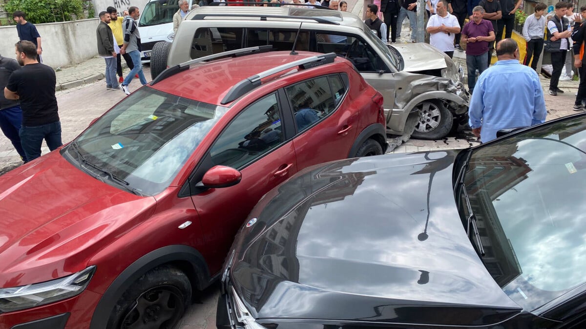 Avcılar’da 14 araca çarpan alkollü sürücü dayak yedi