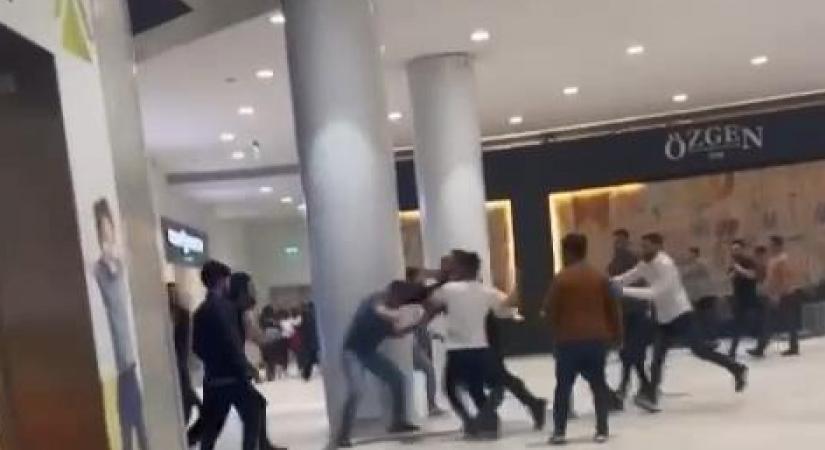 AVM’de iki grup birbirine girdi