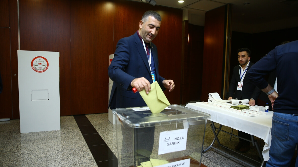 Azerbaycan’da 14 Mayıs sandıkları kuruldu