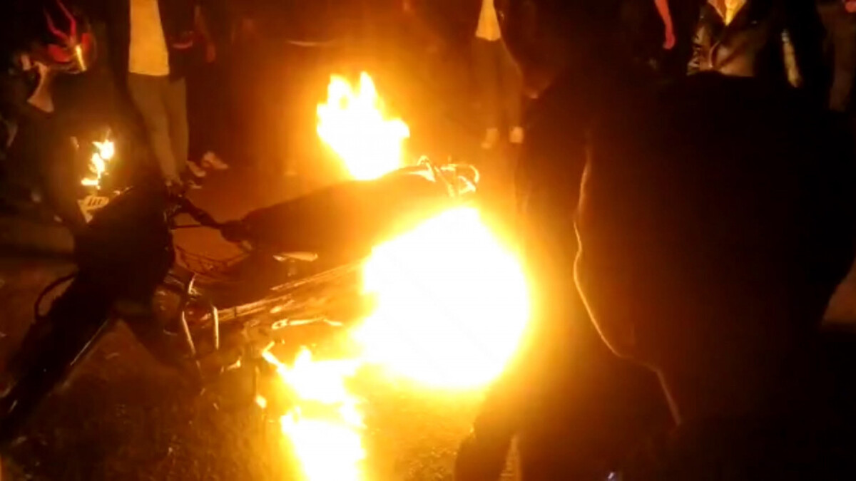 Bağcılar’da korkutan asker eğlencesi: Motosikletiyle birlikte alev alev yandı