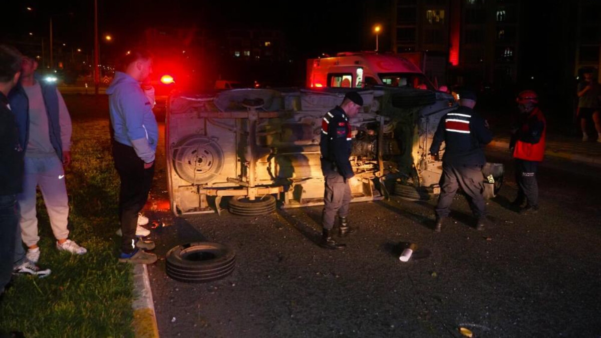 Balıkesir’de elektrik direğine çarpan minibüs takla attı: 3 kişi yaralandı
