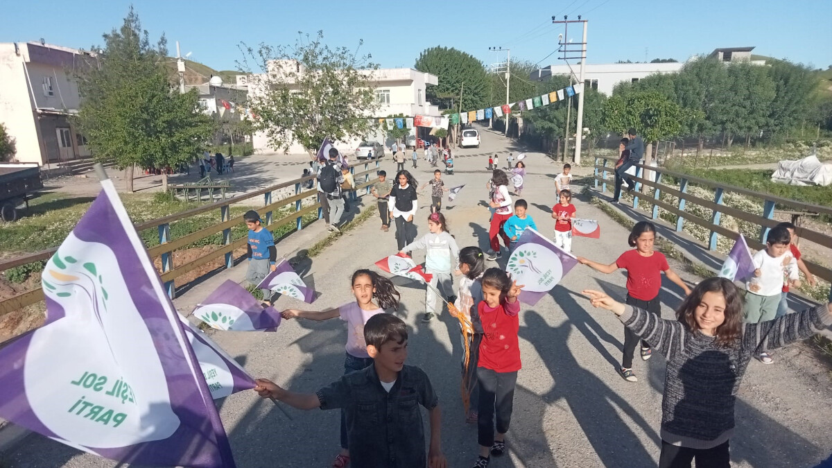 Batman’da PKK’nın siyasi ayağı çocuklara slogan attırdı