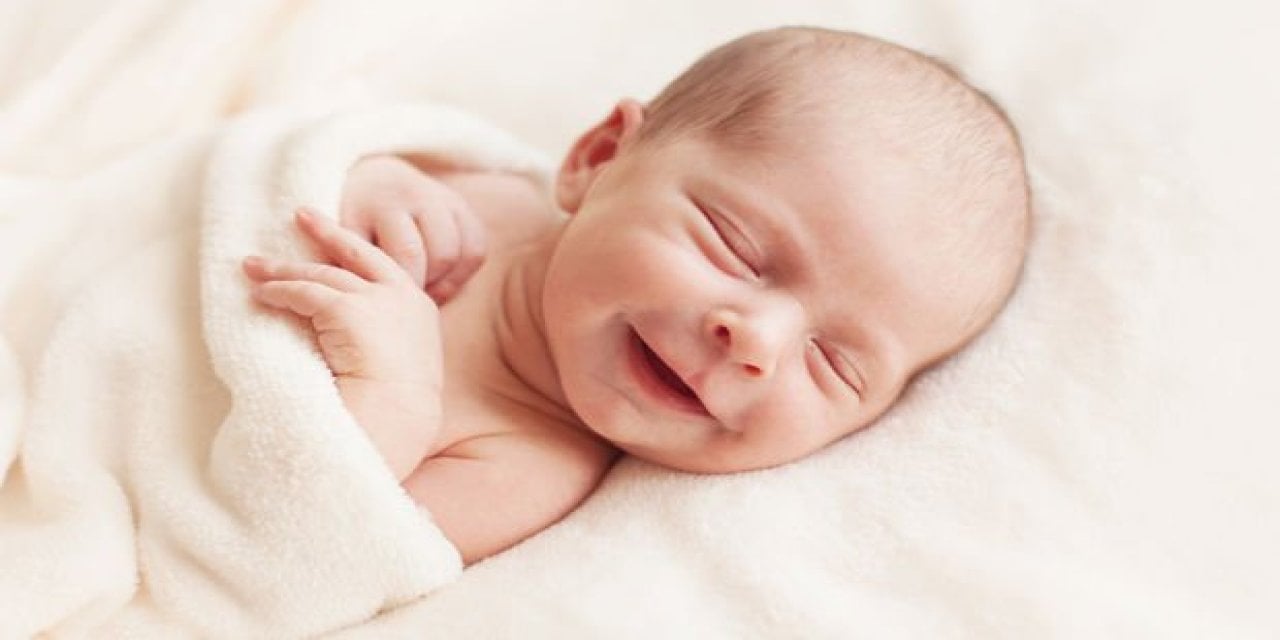 Bebekler uyurken neden güler? İşte nedenleri…