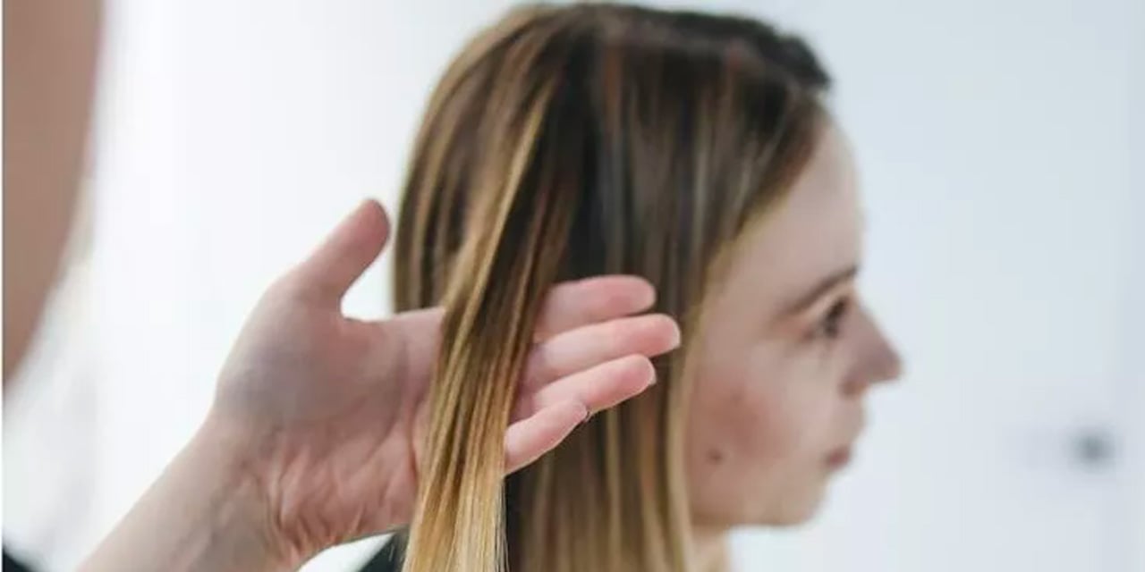 Beyaz saçları 1 saatte doğal rengine döndürüyor… Bu yöntem ile tek bir beyaz saç teliniz kalmayacak