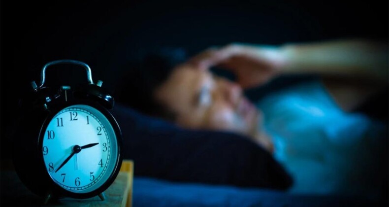 Bilim adamlarına göre yatmadan önce yaptığınız ve sizi saatlerce  uyutmayan  hata