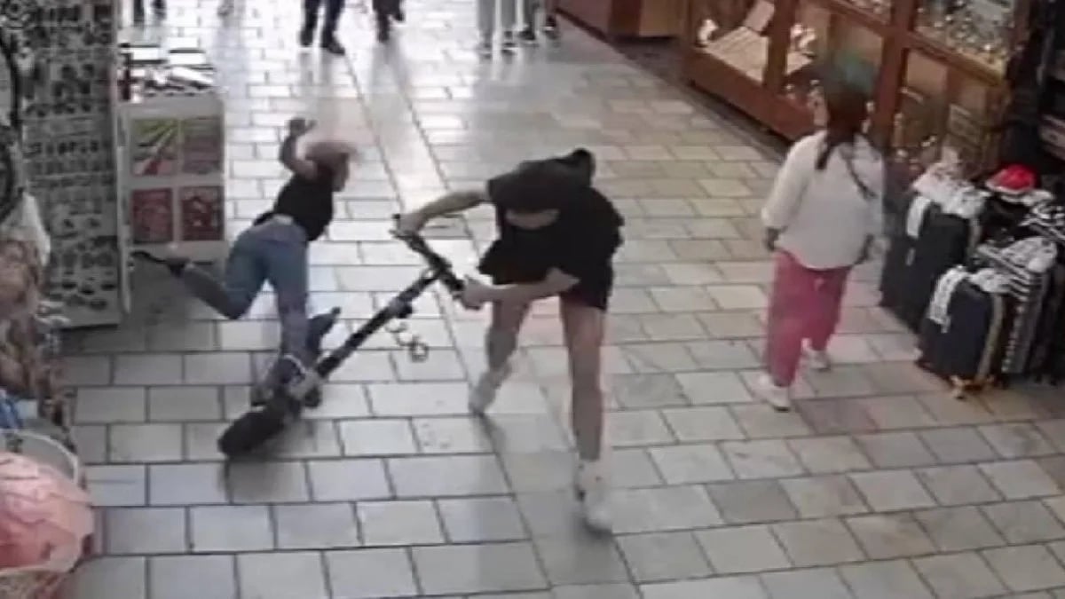 Bodrum’da elektrikli scooter sürücüsünün yayaya çarpma anları…