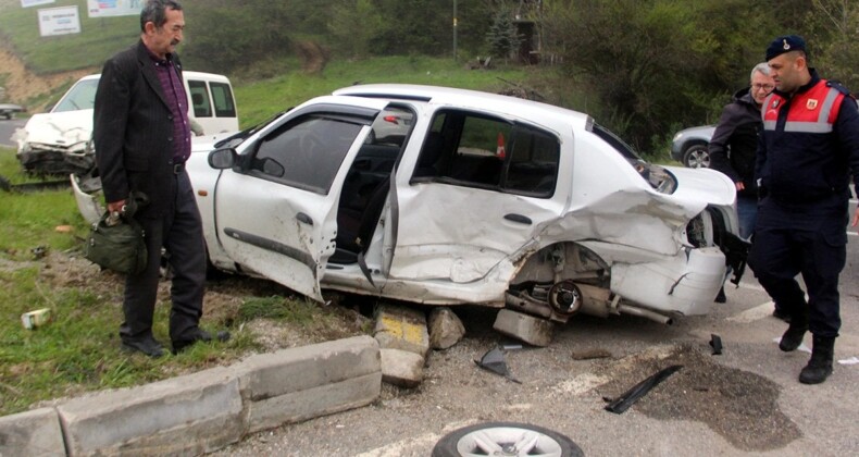 Bolu’da feci kaza: Hafif ticari araç ile otomobil çarpıştı 7 kişi yaralandı