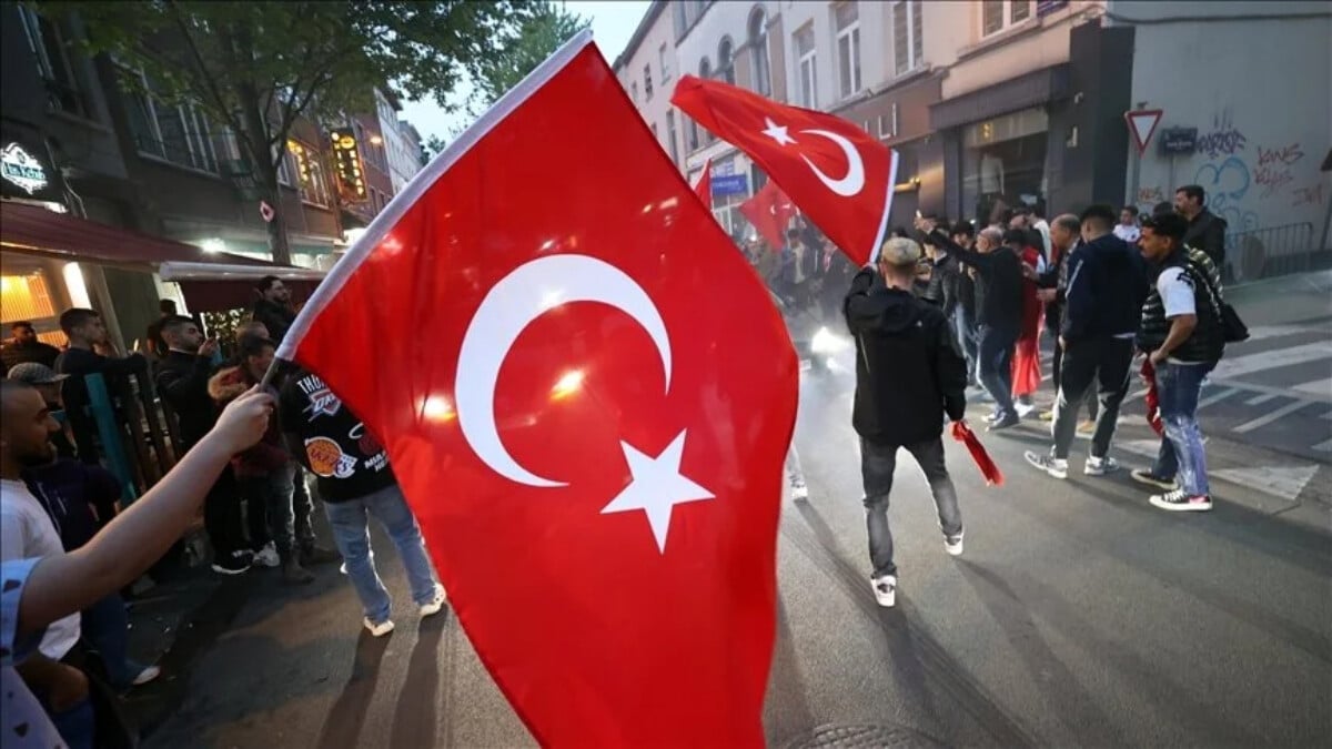 Brüksel’de 14 Mayıs heyecanı: Türk bayraklarıyla sokaklara çıktılar