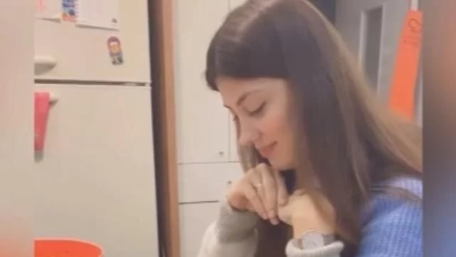 Bulaşık derdinden sıkılan genç kadın bakın ne çözüm buldu