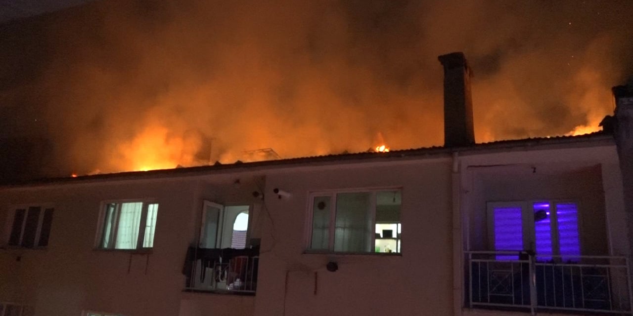 Bursa’da 5 katlı binanın çatısı alev alev yandı