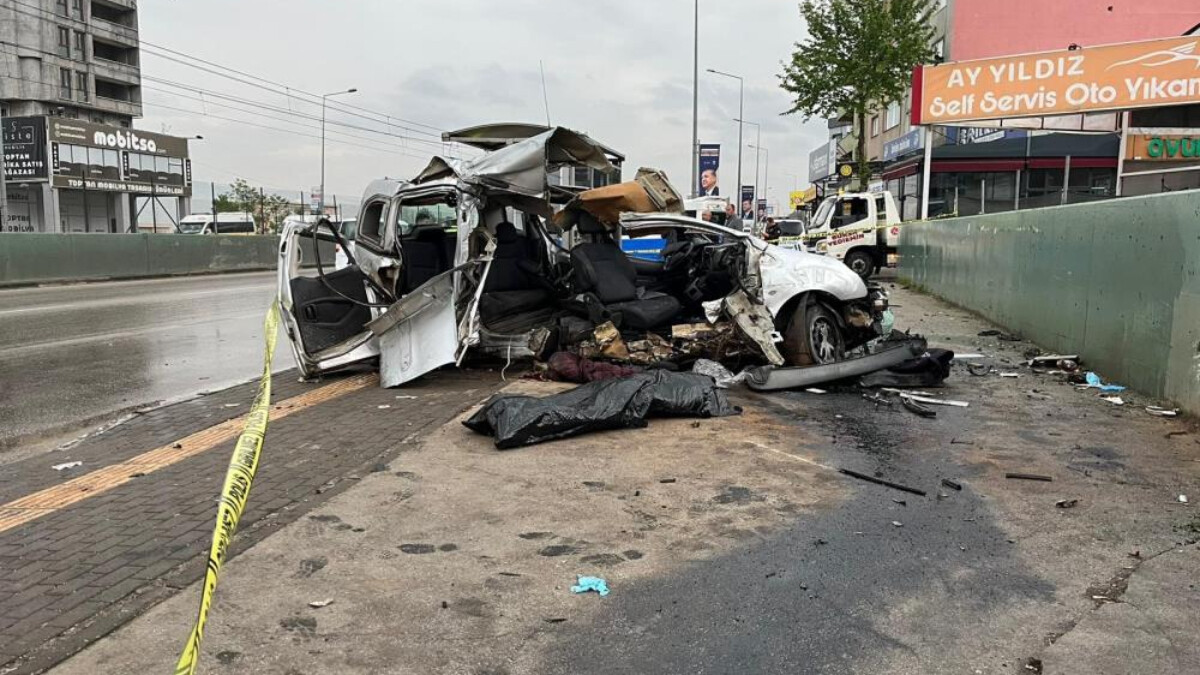 Bursa’da demir kapıya çarpan araç ikiye bölündü: 2 ölü 1 yaralı