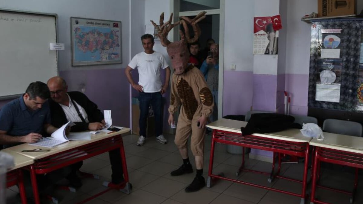 Bursa’da geyik kostümüyle oy kullandı
